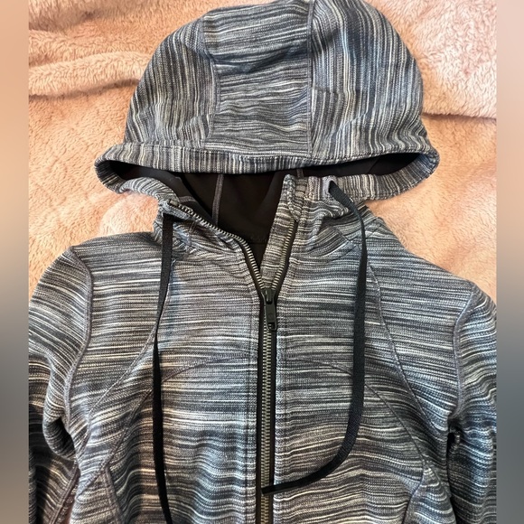 Lululemon define jacket with hood size 4 - Picture 2 of 3